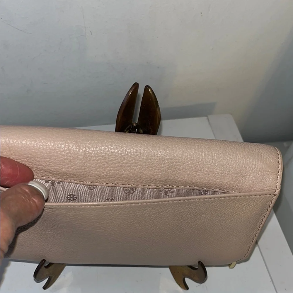 TORY BURCH PINK PEBBLED LEATHER WALLET WITH FLAP CLOSURE